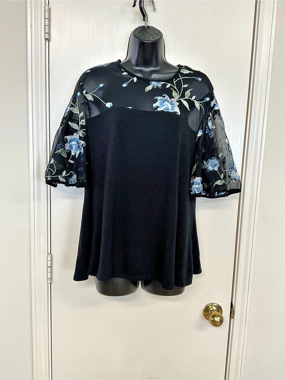 Kim & Cami Floral Mesh Sleeve Tunic in Black & Blue Size Large Like New